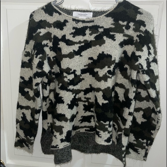 Cute camo sweater! - Picture 1 of 2